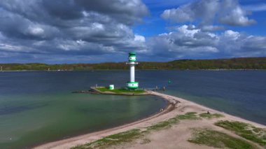 Kiel Fjord 'daki deniz feneri, insansız hava aracı atışı. Leuchtturm Friedrichsort, Baltık Denizi kıyısında bir günde. Yüksek kalite 4k görüntü