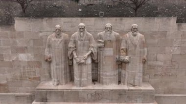 Cenevre 'deki Parc des Bastions' taki Reform Duvarı. Protestan liderlerin heykeli. Cenevre, İsviçre, Havacılık. Yüksek kalite 4k görüntü