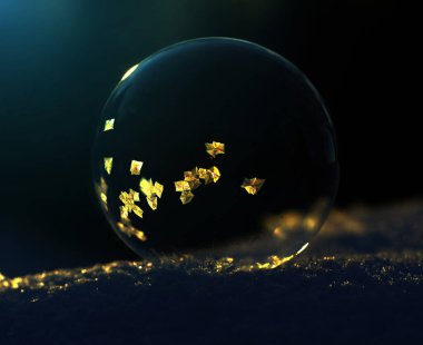 Donmuş sabun köpüğü. Kış köpüğü. Karda sabun köpüğü.