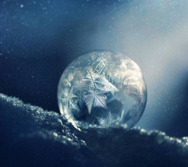 Donmuş sabun köpüğü. Kış köpüğü. Karda sabun köpüğü.