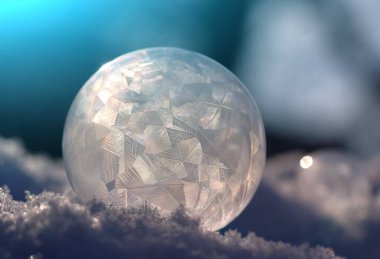 Donmuş sabun köpüğü. Kış köpüğü. Karda sabun köpüğü.