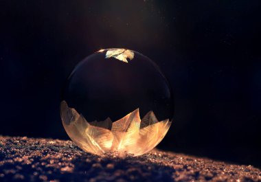 Donmuş sabun köpüğü. Kış köpüğü. Karda sabun köpüğü.