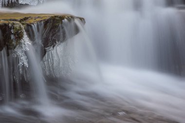 Donmuş şelale. Buz şelalesi. Kışın şelale. Kış çağlayanı. Dağ deresi