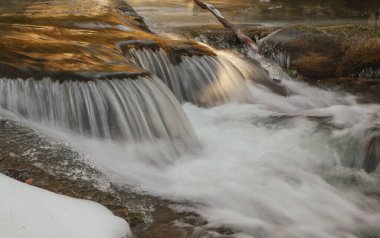 Donmuş şelale. Buz şelalesi. Kışın şelale. Kış çağlayanı. Dağ deresi