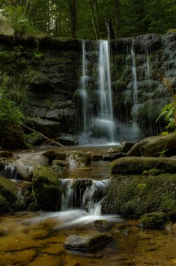 Şelale manzarası. Dağlar su taşkınlığı 