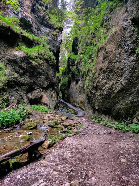 Красивый Водопад Фоне Гор Скал — стоковое фото