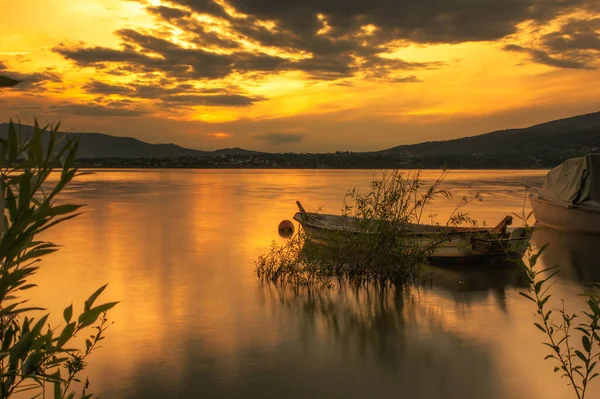 Gölde gün batımı, güzel dijital fotoğraf