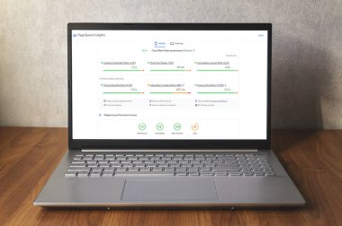 Google PageSpeed Insight, Core Web Vitals 'la birlikte dizüstü bilgisayarda. SEO için sayfa hızı test ediliyor. Varşova, Polonya - 26 Ekim 2022.