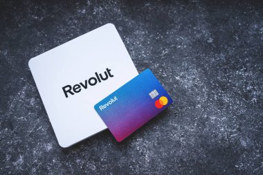 Üzerinde beyaz zarf olan Revolut Bankası kartı. Yeni dizayn edilmiş Revolut Mastercard. Üzerinde somut arkaplan kartı olmadan. Krakow, Polonya - 11 Kasım 2022.