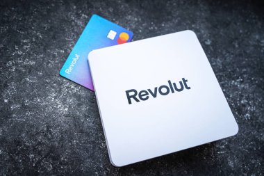 Üzerinde beyaz zarf olan Revolut Bankası kartı. Yeni dizayn edilmiş Revolut Mastercard. Üzerinde somut arkaplan kartı olmadan. Krakow, Polonya - 11 Kasım 2022.