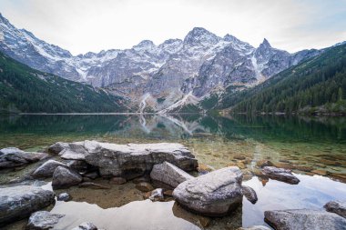 Morskie Oko ya da Sea Eye Gölü, Polonya 'nın Zakopane kenti yakınlarındaki Tatra Ulusal Parkı' ndaki ünlü turizm merkezi. Dağlardaki 5 Göl Vadisi. Güzel Polonya manzarası. Kimse yok..