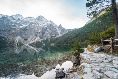Morskie Oko ya da Sea Eye Gölü, Polonya 'nın Zakopane kenti yakınlarındaki Tatra Ulusal Parkı' ndaki ünlü turizm merkezi. Dağlardaki 5 Göl Vadisi. Güzel Polonya manzarası. Kimse yok..