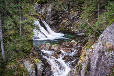 Mickiewicz şelalesi Morskie Oko Gölü yakınlarında. Zakopane, Tatra Dağları Ulusal Parkı, Polonya.