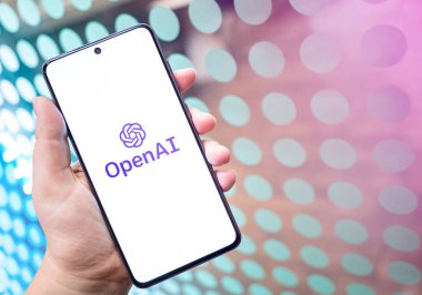 Elinde telefon ekranında OpenAI logosu, metin için kopyalama alanı olan renkli neon arkaplan. Open Al bir yapay zeka araştırma şirketi. Krakow, Polonya - 11 Kasım 2022.
