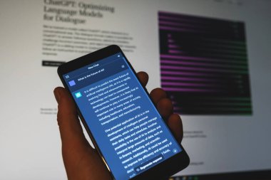 ChatGPT Açık Yapay Zeka sohbet robotu ekranda. Yapay Zeka 'nın geleceğiyle ilgili uyarıya yapay zeka sohbet robotu tepkisi. Swansea, İngiltere - 3 Ocak 2023.