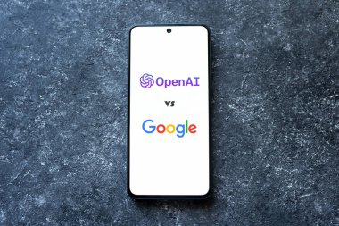 OpenAI ChatGPT robotu Google 'a karşı beton arka planda telefon ekranında, yapay zeka Google kavramının yerini alıyor. Swansea, İngiltere - 3 Ocak 2023.