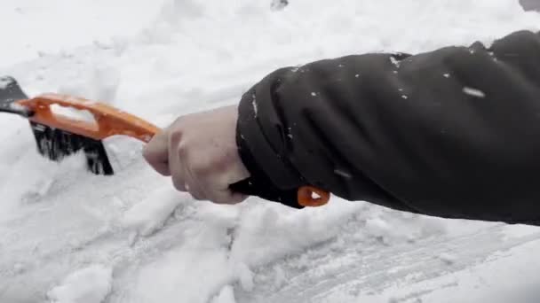 Cleaning Car Hood Snow Brush Tool Heavy Snowfall Winter Close — Vídeo de Stock