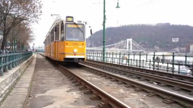 Budapeşte 'deki Tuna Nehri boyunca 2 numaralı ünlü sarı tramvay hattı. Budapeşte, Macaristan - 29 Ocak 2023.