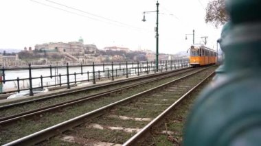 Budapeşte 'deki Tuna Nehri boyunca 2 numaralı ünlü sarı tramvay hattı. Budapeşte, Macaristan - 29 Ocak 2023.