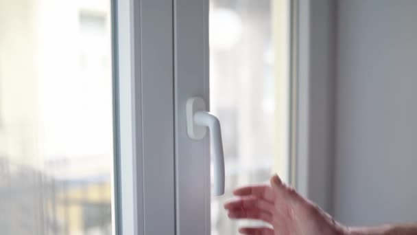 Рука Открывает Белое Пластиковое Окно Подвешенной Внутрь Стороны Сеткой Вентиляции — стоковое видео