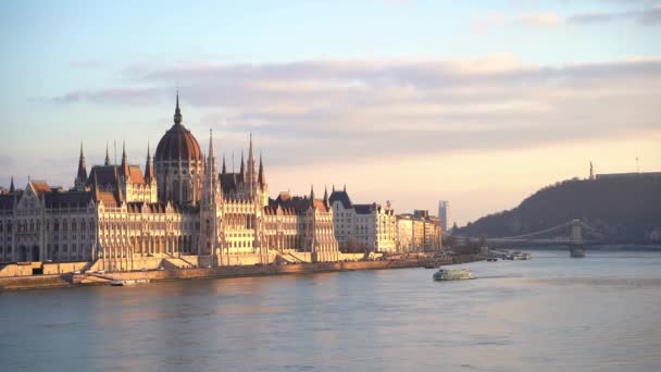 Hungarian Parliament Building Sunset Budapest Hungary Danube River Cruise Boat — ストック動画