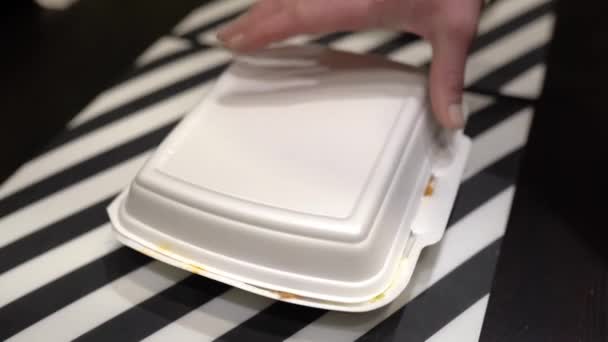 Чоловік Відкриває Коробку Шашликів Білий Пластиковий Пакет Донорською Тарілкою Ягням — стокове відео