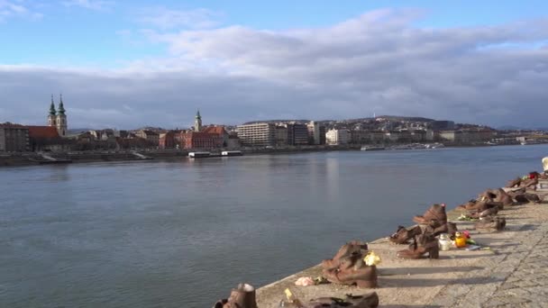 Взуття Дунайському Березі Пам Ятник Жертвам Голокосту Перед Парламентом Будапешта — стокове відео