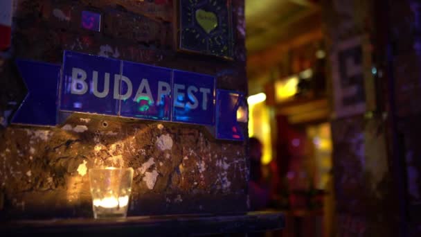 Wnętrze Szimpla Kert Nocy Słynny Pub Ruiny Budapeszcie Węgry Płytki — Wideo stockowe