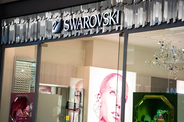 Alışveriş merkezinde logosu olan Swarovski mağazası girişi. Svarovski butiği. Budapeşte, Macaristan - 3 Şubat 2023.