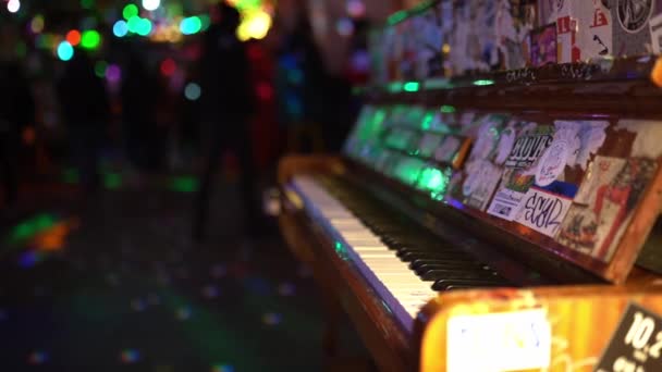 Szimpla Kert Beroemde Ruïne Pub Boedapest Nachts Oude Piano Selectieve — Stockvideo