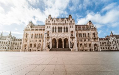 Budapeşte 'deki Kossuth Lajos Meydanı' nın Macar Parliment Binası ana girişi, panoramik manzara, insan yok. Budapeşte, Macaristan - 29 Ocak 2023.