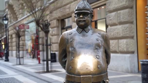 Χάλκινο Άγαλμα Του Χοντρού Αστυνομικού Στη Βουδαπέστη Ένας Άντρας Τρίβει — Αρχείο Βίντεο