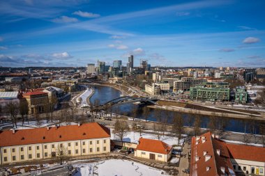 Vilnius Şehir Merkezi, kışın Gediminas Kulesi 'nden seyredilen Vilia nehri üzerindeki Kral Mindaugas köprüsü ile karla kaplıydı. Vilnius, Litvanya - 9 Mart 2023.