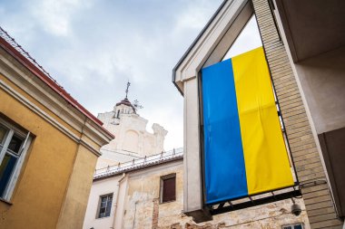 Vilnius 'un eski kasabasında büyük bir Ukrayna bayrağı. Litvanya Ukrayna kavramını destekliyor.