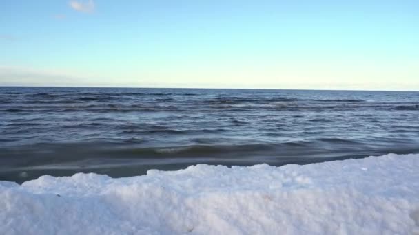 Море Зимой Снег Пляже Ледяные Волны Холодный Солнечный День Балтийское — стоковое видео