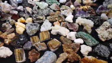 Çok renkli Rough Gemstones, Top View. Gemstone mağazasında bir sürü şifalı kristal koleksiyonu var. Canlı Parlak Kaplan Gözü, Ametist, Citrine, Dumanlı Kuvars, Fuchsite, Satılık Beyaz Kuvars Taşları.