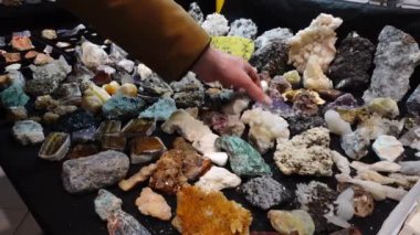 Gemstone mağazasında kristal alışverişi. Parlak bir Ametist Druse seçiyor. Pürüzlü mücevher koleksiyonu. Çok çeşitli Vibrant Güzel Şifalı Yarı değerli taşlar indirimde..