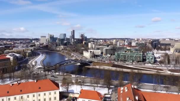 ヴィリニュス市内中心部は雪のパノラマで覆われ 冬のゲディミナス塔から見えるヴィリア川にはミンダウガス王橋が架かっている リトアニアのヴィリニュス 2023年3月9日 — ストック動画