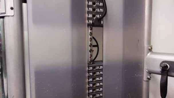Berat Mesin Stack Dengan Kilogram Dan Pound Nomor Pada Piring — Stok Video