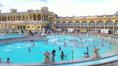 Macaristan 'ın Budapeşte kentindeki Szechenyi Termal Banyo Kompleksi. Avrupa 'nın en büyük doğal kaplıca banyolarından biri. Popüler Turizm Merkezi. Budapeşte, Macaristan - 2 Şubat 2023.