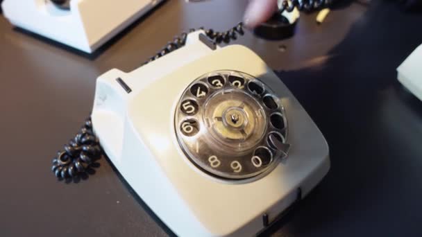 曼斯的手从手机上移开 用圆盘拨号的老式白色旋转电话机旋转拨号器 用他的手指 放下复古电话 挂断电话 — 图库视频影像