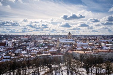 Vilnius Eski Kasabası kışın Gediminas Kulesi 'nden karla kaplıydı. Vilnius, Litvanya.