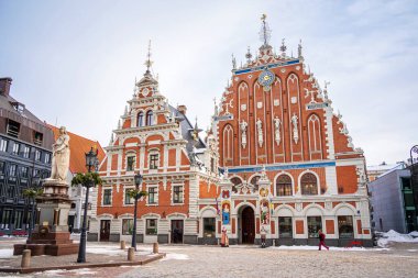 Kasaba Binası Siyahların Meydanı. Kışın Riga Old Town 'da Aziz Roland ve Aziz Peters Kilisesi heykeli. Riga, Letonya - 13 Mart 2023.