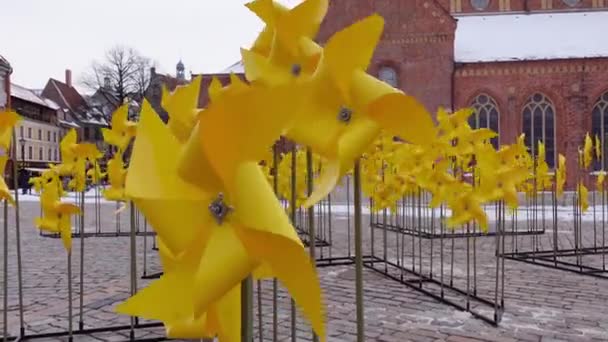 Żółte Obrotnice Wiatrowe Zainstalowane Przed Katedrą Marii Rydze Rydze Rynku — Wideo stockowe