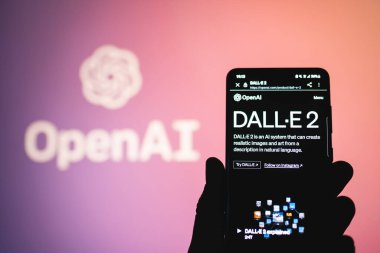 Dall-E 2 by OpenAI web sayfası telefon ekranında. Dalle, Yapay Zeka programının bir metinden yapay zeka görüntüleri ve sanat oluşturan bir programıdır. Yapay zeka logosunu aç. Swansea, İngiltere - 30 Mart 2023.
