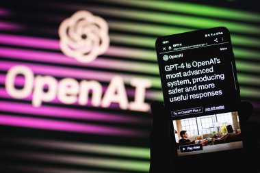 OpenAI GPT-4 Yapay Zeka Chatbot yayınlama sayfası telefon ekranında. ChatGPT Plus üzerinden ulaşılabilir. Yapay zeka logosunu aç. Swansea, İngiltere - 30 Mart 2023.