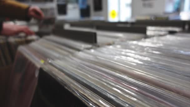 Muziek Vinyl Record Shop Focus Voorgrond Wazige Achtergrond Met Mensenhanden — Stockvideo