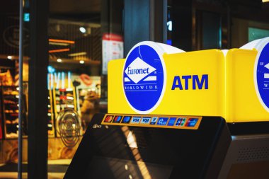 Euronet Worldwide ATM 'si. Modern bir Cashpoint 'te mavi ve sarı tabela. Binlerce ATM 'den oluşan küresel ağ. Vilnius, Litvanya - 8 Mart 2023.
