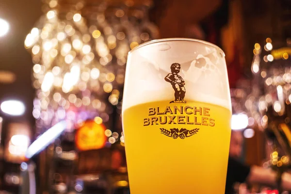 Blanche Bruxelles Beer Glass Dengan Latar Belakang Bar Fokus Yang Stok Lukisan  