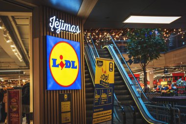 Logolu Lidl Mağaza Girişi. Alışveriş merkezindeki bir markette. Lidl, Almanya 'nın uluslararası indirimli süpermarket perakende zinciri. Vilnius, Litvanya - 8 Mart 2023.